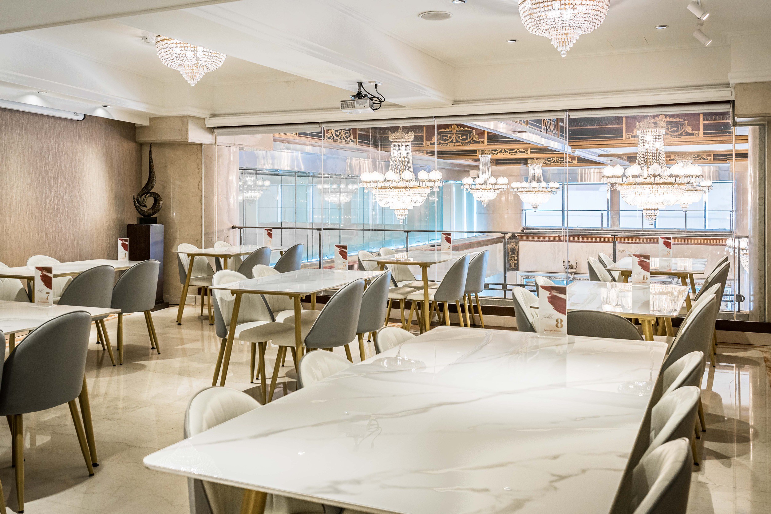 舞齡餐廳入口藝術牆,Ageless Café & Restaurant 標牌、金屬花卉壁飾與圓桌座位