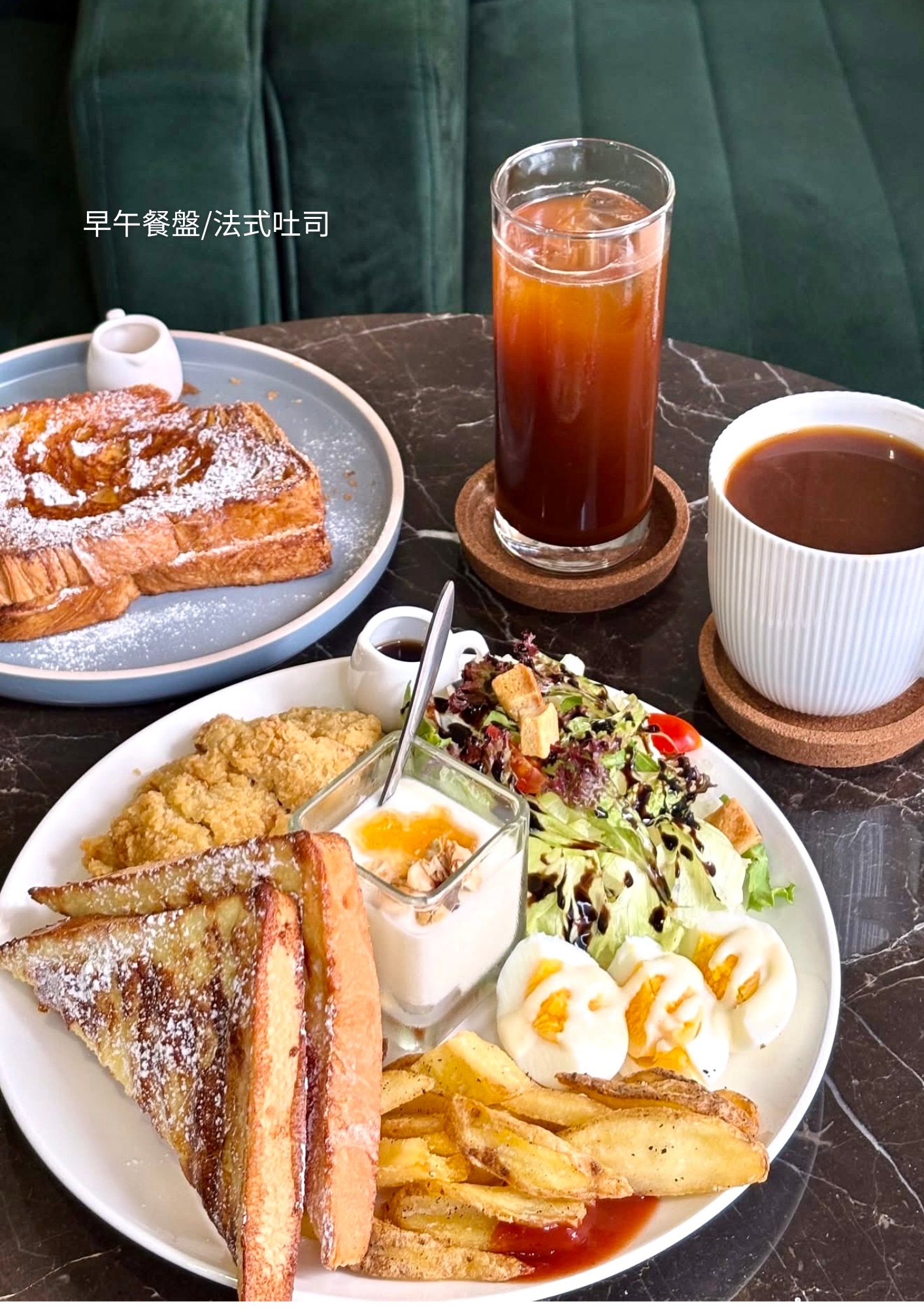 舞齡餐廳寬敞用餐空間,白色大理石桌、灰色餐椅與水晶吊燈,落地玻璃俯瞰宴會廳